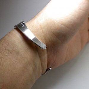 変形手彫り唐草バングル5