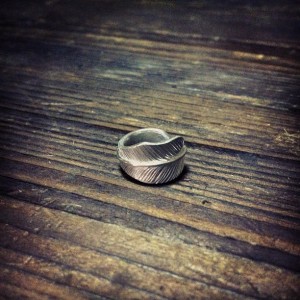 フェザーのイヤーカフ