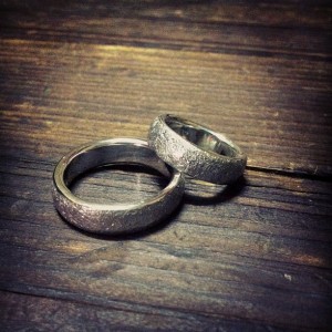 ハンマーで叩いて形成する甲丸リング