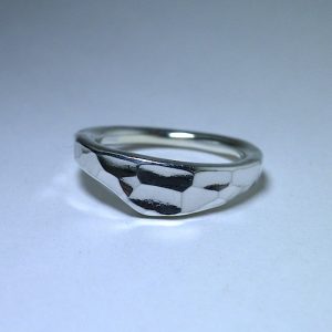 鎚目の美しい形のリング